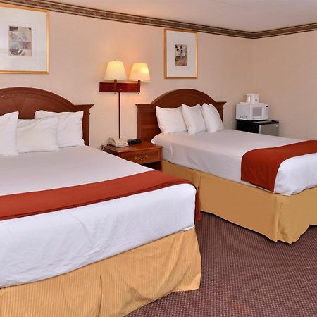 Americas Best Value Inn & Suites Wolcott Bagian luar foto