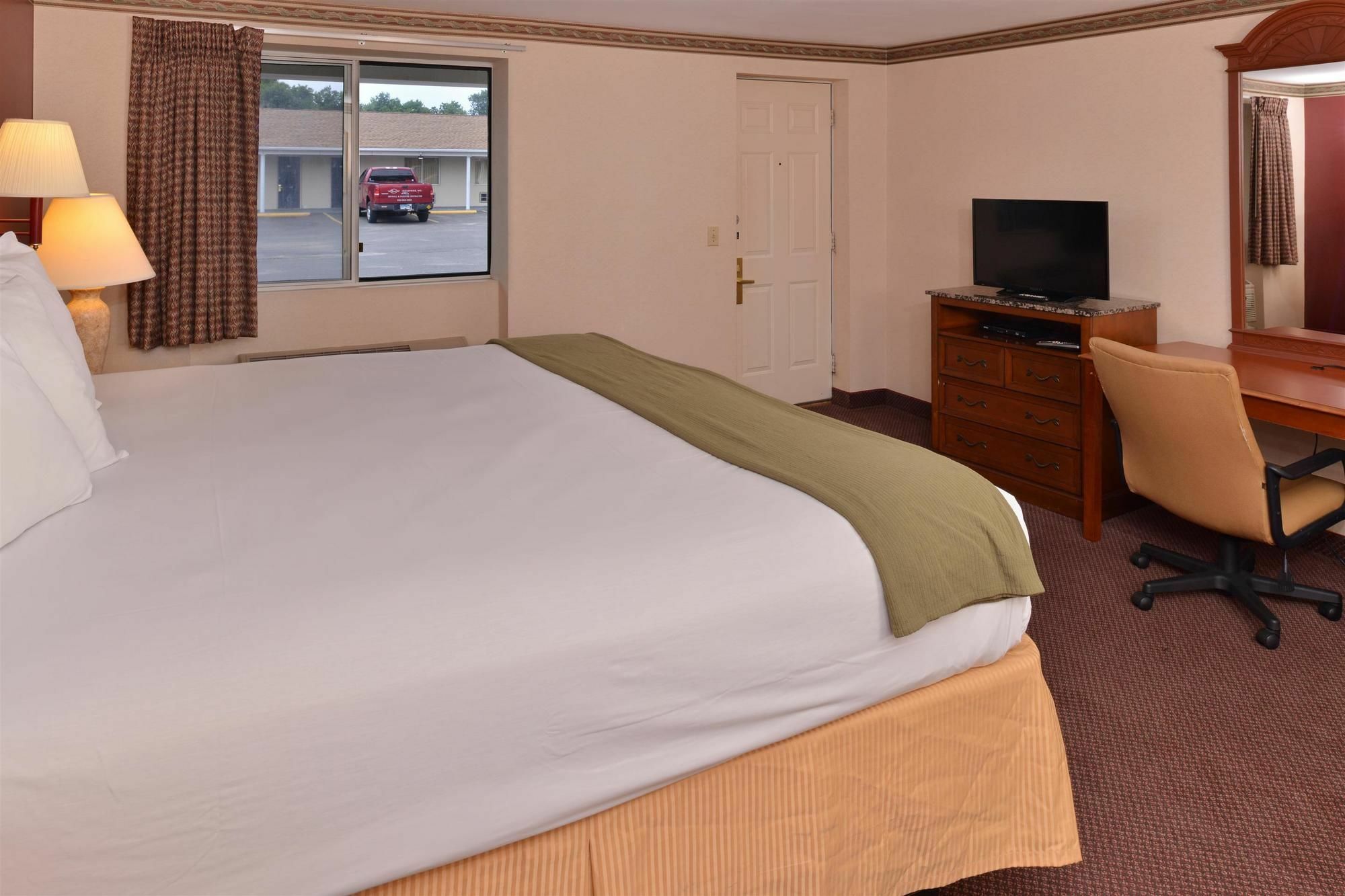 Americas Best Value Inn & Suites Wolcott Bagian luar foto